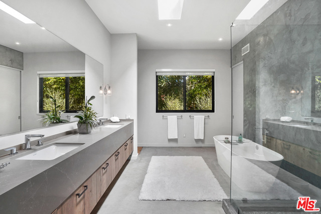 6254 Busch Drive, Malibu CA: https://media.crmls.org/mediaz/f3348c03-2ebc-4787-98fc-d4c2f7d6c650.jpg
