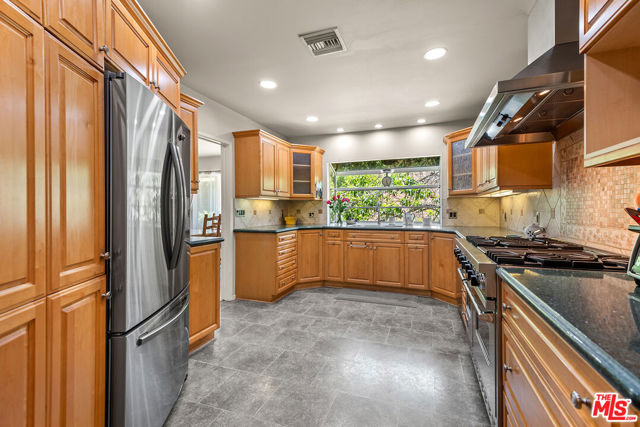 1109 Chantilly Road, Los Angeles CA: https://media.crmls.org/mediaz/f3358158-257d-4353-b9ac-de7dce92ecd7.jpg