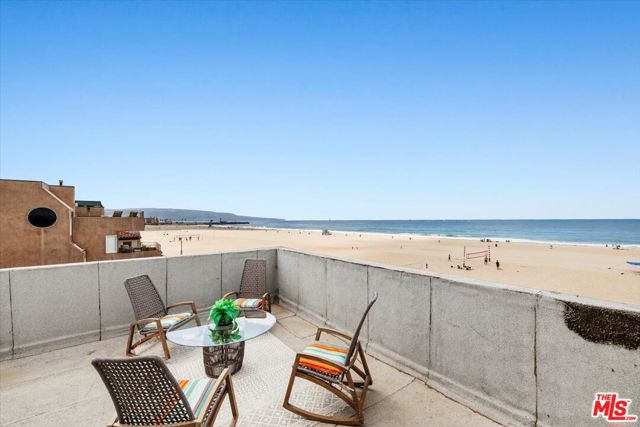 634 The Strand, Hermosa Beach, California 90254, 3 Bedrooms Bedrooms, ,2 BathroomsBathrooms,Residential,Sold,The Strand,22200669