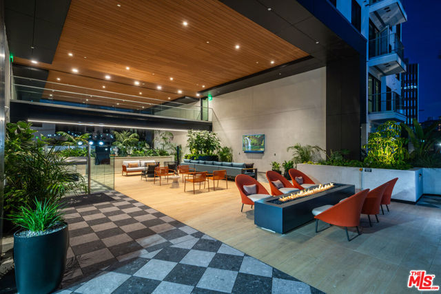 250 E Broadway, Long Beach CA: https://media.crmls.org/mediaz/f335e9da-eb1a-46a5-8717-b7efdf4cbb97.jpg