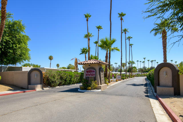 18 Calle De Las Nubes, Palm Springs CA: https://media.crmls.org/mediaz/f3367efd-579a-4365-8715-5e8145a6087e.jpg