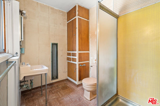443 S June Street, Los Angeles CA: https://media.crmls.org/mediaz/f336bac6-edd6-440e-ac28-4c89bafdac8f.jpg