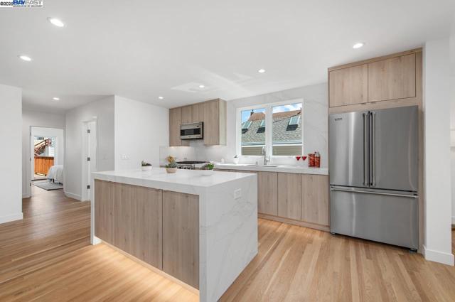 2356 15th St, San Francisco CA: https://media.crmls.org/mediaz/f3372435-07de-43cf-82ef-32185e7020e7.jpg