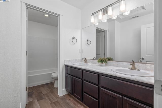 115 Lemon Blossom Ln, Patterson CA: https://media.crmls.org/mediaz/f3373192-4d1c-4b06-9838-15412361863d.jpg