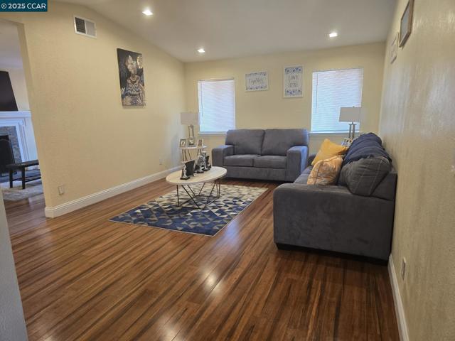 1818 Concord Ct, Concord CA: https://media.crmls.org/mediaz/f337930d-5d6a-4554-9ffa-e4e0cc7e3331.jpg