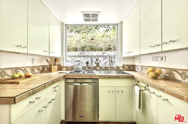 6182 Glen Oak Street, Los Angeles CA: https://media.crmls.org/mediaz/f3383614-5102-4e42-bf38-4e6cc3f58582.jpg