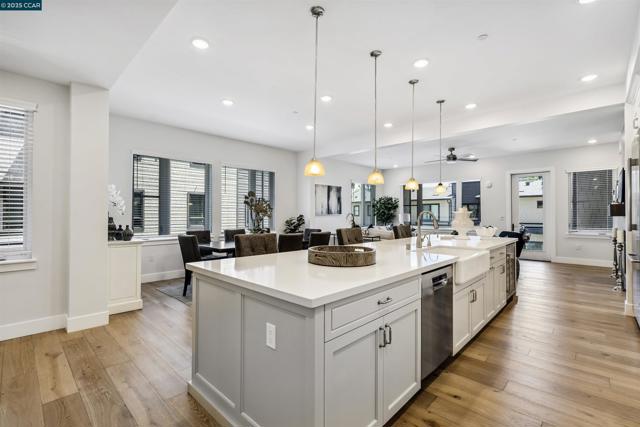 20 Woodbury Highlands Court, Lafayette CA: https://media.crmls.org/mediaz/f33921cd-31ea-47a0-87dc-8c78726a9aa6.jpg
