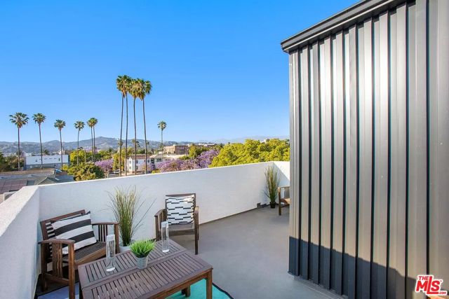 945 N Oxford Avenue, Los Angeles CA: https://media.crmls.org/mediaz/f33934a3-6cfa-43b7-92fd-f6b4bdf06310.jpg
