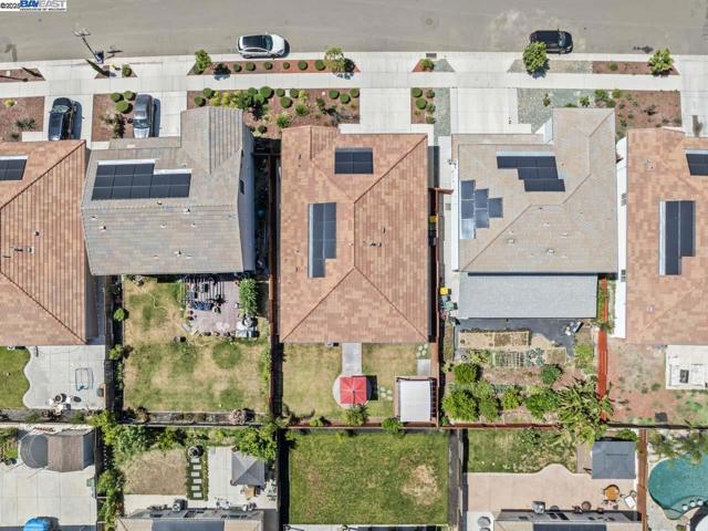 323 Sacramento St, Lathrop CA: https://media.crmls.org/mediaz/f3399154-29fb-4bc8-83d1-c4f3dddce7a3.jpg