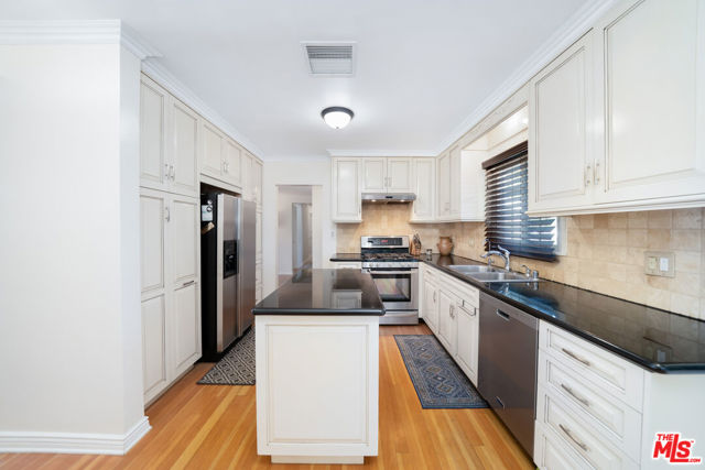15732 Lassen Street photo 8