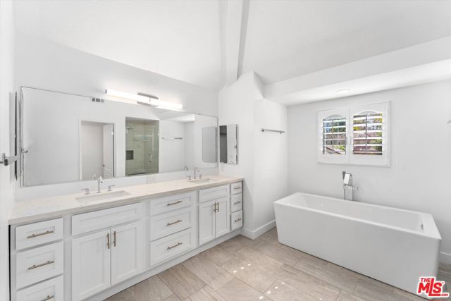1003 Muirfield Drive, Newport Beach CA: https://media.crmls.org/mediaz/f33bf985-8dd6-44df-8eb0-b250d27254d2.jpg