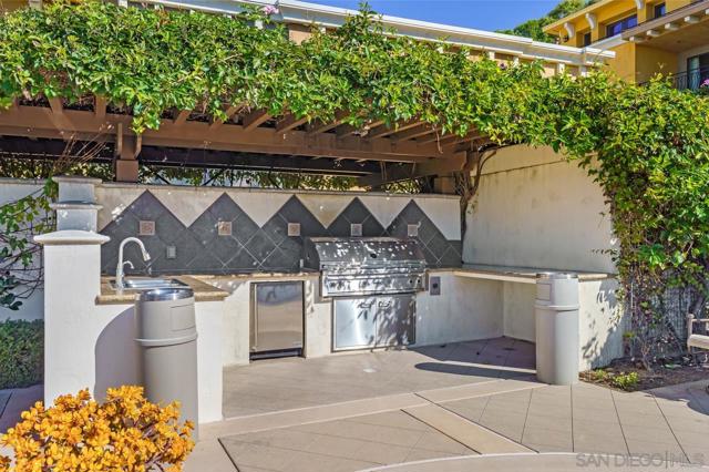 1040 Genter St, La Jolla CA: https://media.crmls.org/mediaz/f33d0280-7df6-4db0-8640-519acfe3d1f0.jpg