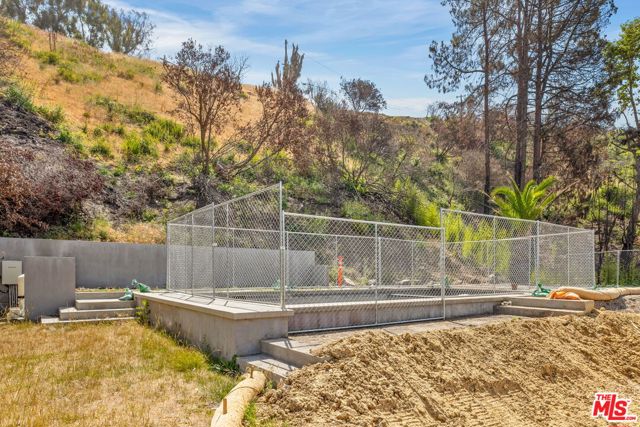 1228 Las Lomas Place, Pacific Palisades CA: https://media.crmls.org/mediaz/f33e6bd1-1b42-40c0-9c0d-907e42a98590.jpg