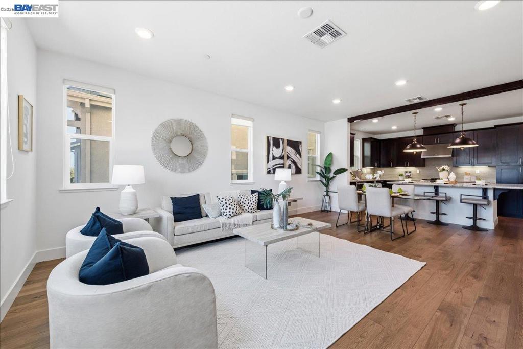 https://media.crmls.org/mediaz/f33e7bf6-b3bd-4f56-8d0b-5cc069aae746.jpg?preset=X-Large