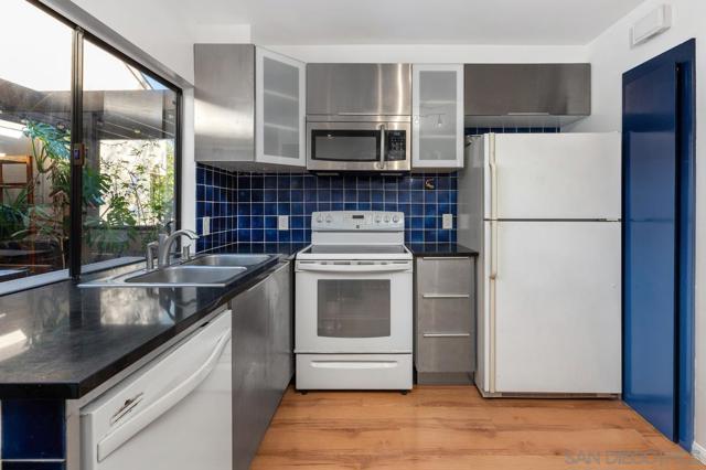 3205 Via Alicante, La Jolla CA: https://media.crmls.org/mediaz/f33ff12d-779b-49e4-b36b-ac6ddaea6d36.jpg