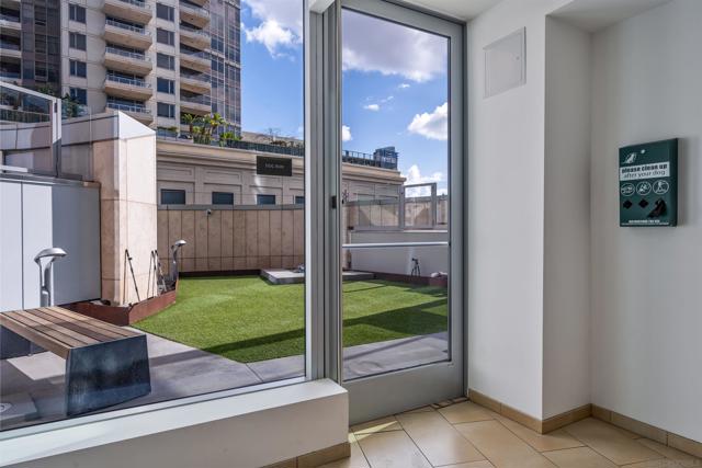 888 W E St, San Diego CA: https://media.crmls.org/mediaz/f340d950-dcf1-46a4-84db-84644d70facb.jpg