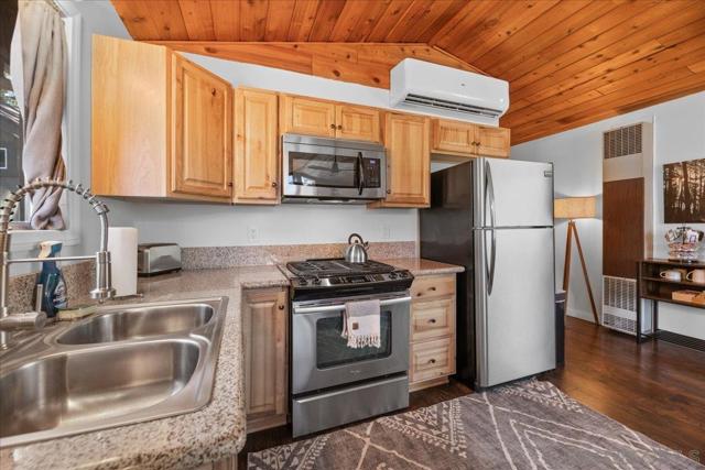 43734 Yosemite Drive, Big Bear CA: https://media.crmls.org/mediaz/f3416433-96b4-414e-ae95-2ae08a49855d.jpg