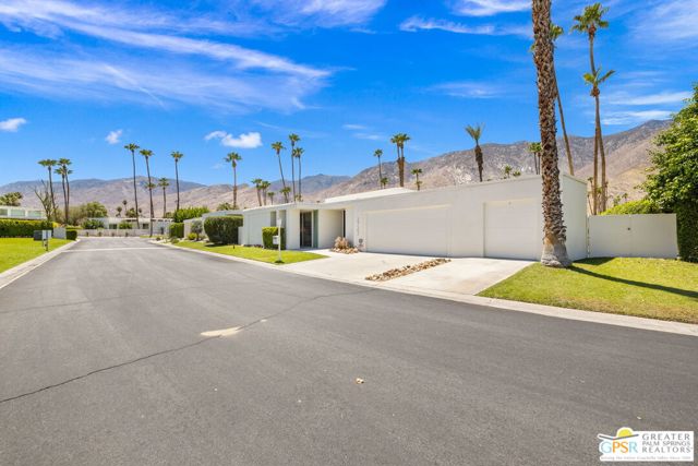 2723 S Kings Road, Palm Springs CA: https://media.crmls.org/mediaz/f3428965-6179-4bf3-b7c3-3064de4d648b.jpg