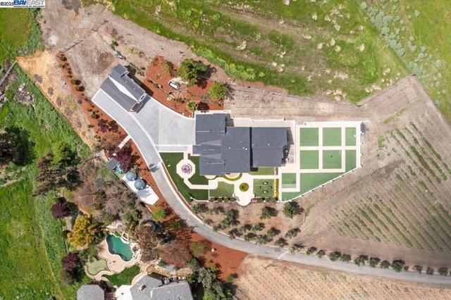 5388 Doolan Rd, Livermore CA: https://media.crmls.org/mediaz/f34463ee-dbf4-4e96-bdc6-386e0b493d1c.jpg