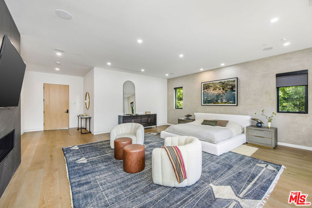 347 N Alfred Street, Los Angeles CA: https://media.crmls.org/mediaz/f34622c8-3bd3-449c-ae33-b83daacf421b.jpg