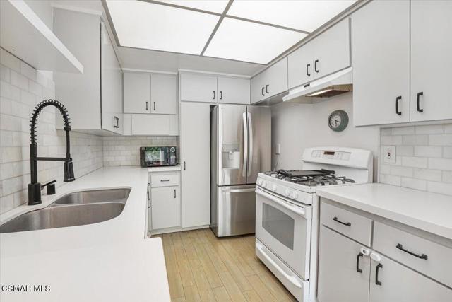 17842 Magnolia Boulevard, Encino CA: https://media.crmls.org/mediaz/f34639e0-0f61-4da3-b57f-0e1458f28a0e.jpg