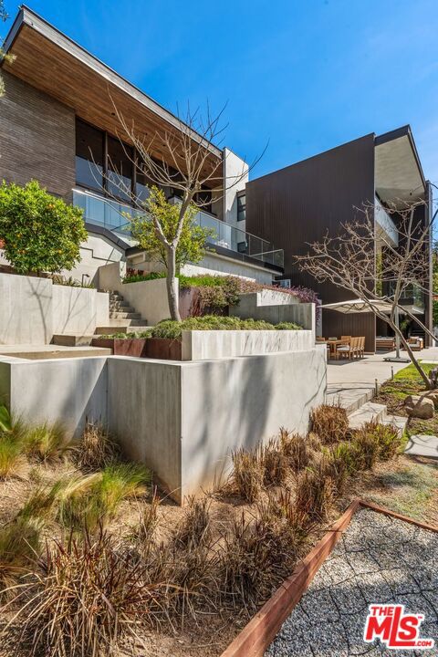 1005 Elden Way, Beverly Hills CA: https://media.crmls.org/mediaz/f3474ebb-05dc-41d3-b514-84a5fe965b3c.jpg