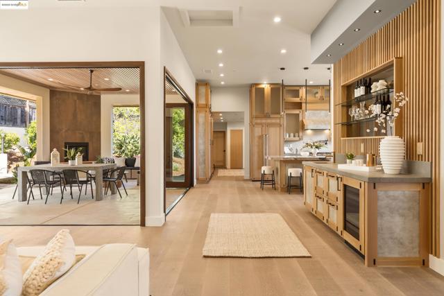 30 Lincolnshire Dr, Oakland CA: https://media.crmls.org/mediaz/f349df4c-c6e3-4b77-82d8-943b1f02b5f8.jpg