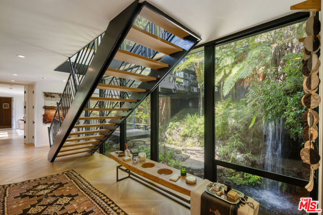 900 Napoli Drive, Pacific Palisades CA: https://media.crmls.org/mediaz/f34a8cc7-48b2-48ef-a95f-df940c88020e.jpg