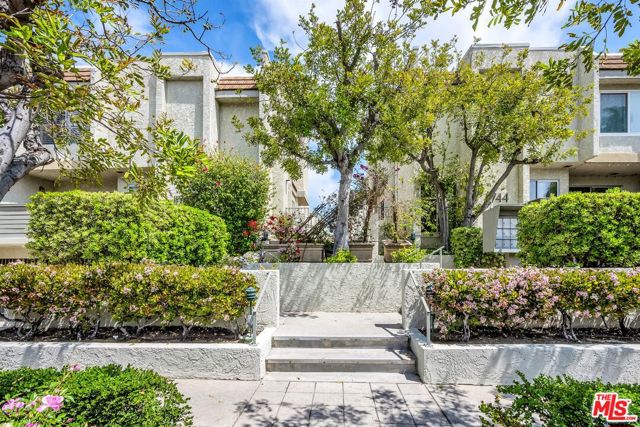 11744 Moorpark Street, Studio City CA: https://media.crmls.org/mediaz/f34ab128-db2b-4b23-aa4d-ef3fa1b74c71.jpg
