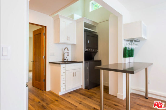 2341 Beach Avenue, Venice CA: https://media.crmls.org/mediaz/f34c2caf-9ddb-41b0-b7f1-01f441e17896.jpg