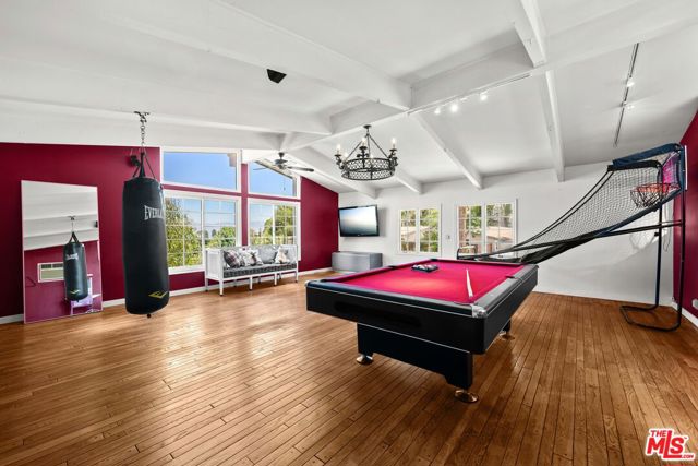16582 Calneva Drive, Encino CA: https://media.crmls.org/mediaz/f34ca133-1123-470f-9ae9-232d11e9e2b0.jpg