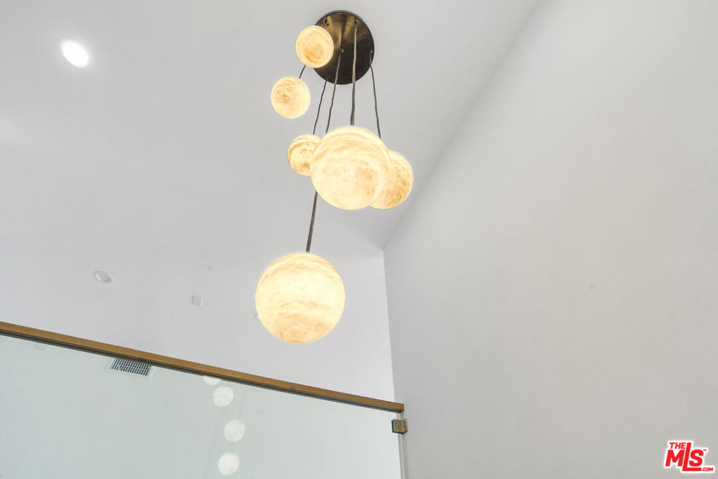 https://media.crmls.org/mediaz/f34cbe1a-ce43-40dd-96f6-01dcb168888f.jpg?preset=X-Large