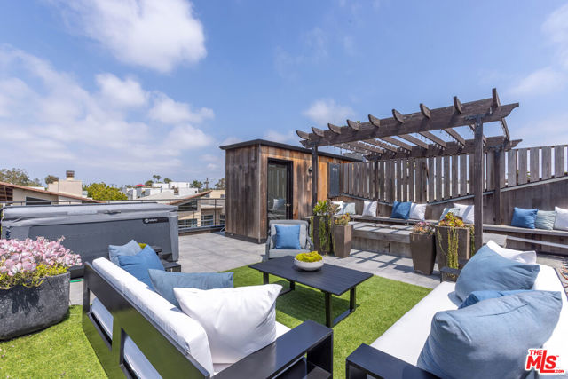 520 Broadway Street, Venice CA: https://media.crmls.org/mediaz/f34de271-2615-4e76-bb8a-697903ef0899.jpg