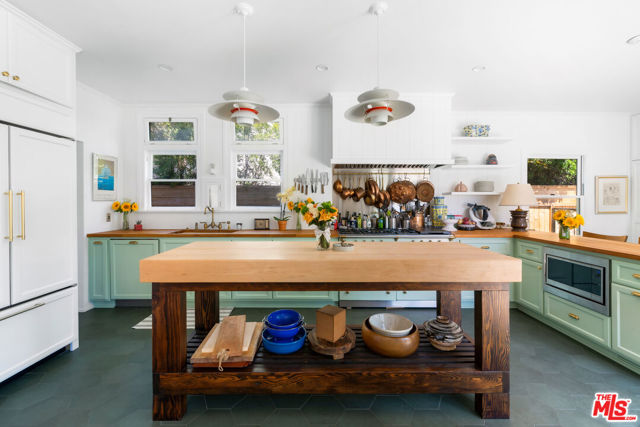 1672 Buckingham Road, Los Angeles CA: https://media.crmls.org/mediaz/f34fece4-0ca7-465d-abff-35169771abe3.jpg
