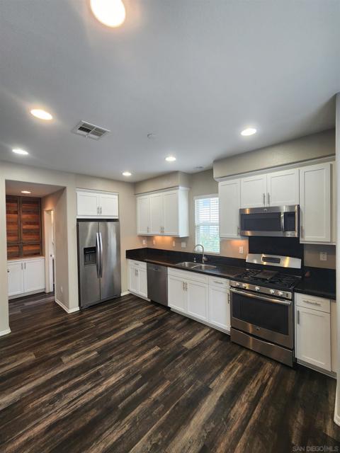 5059 Juneberry Ct, San Diego CA: https://media.crmls.org/mediaz/f3502e3c-da00-40a0-8fbd-30aded0e4162.jpg