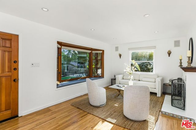 11611 La Maida Street photo 4