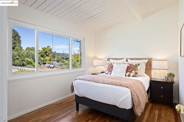 2871 Stephen Dr, Richmond CA: https://media.crmls.org/mediaz/f350b6e8-c2ad-4407-9c80-7be493868fe0.jpg