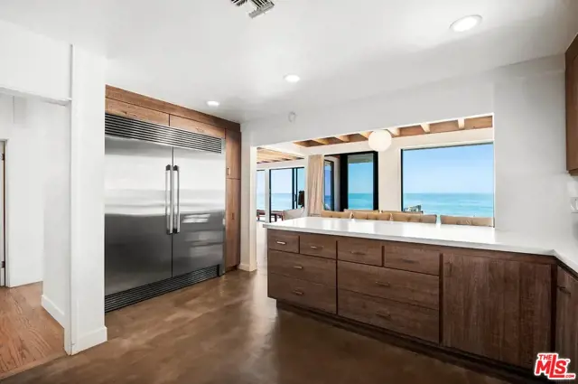 24608 Malibu Road, Malibu CA: https://media.crmls.org/mediaz/f351535e-858d-4269-91bf-490ae08b13db.jpg