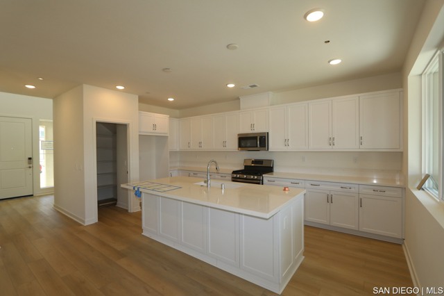 592 Meadowood ST, Fallbrook CA: https://media.crmls.org/mediaz/f354e4e2-0ede-4041-afc8-572f02f91c31.jpg