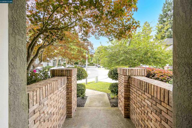 405 Triomphe Ct, Danville CA: https://media.crmls.org/mediaz/f3554f55-7b25-432a-b8c5-39a5513ba528.jpg