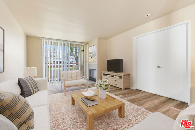 445 Ribbon Beach Way, Oceanside CA: https://media.crmls.org/mediaz/f355ea3a-969d-4992-945f-9b6c4677e767.jpg