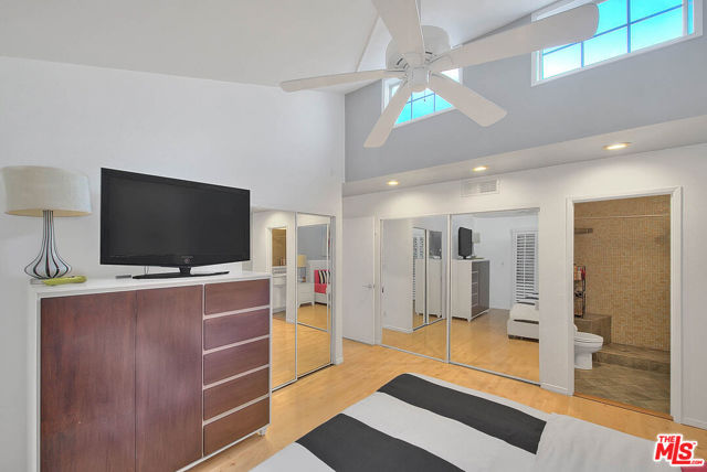 5920 Chula Vista Way, Los Angeles CA: https://media.crmls.org/mediaz/f355fa97-8419-45cc-a71a-e41e56f4775c.jpg