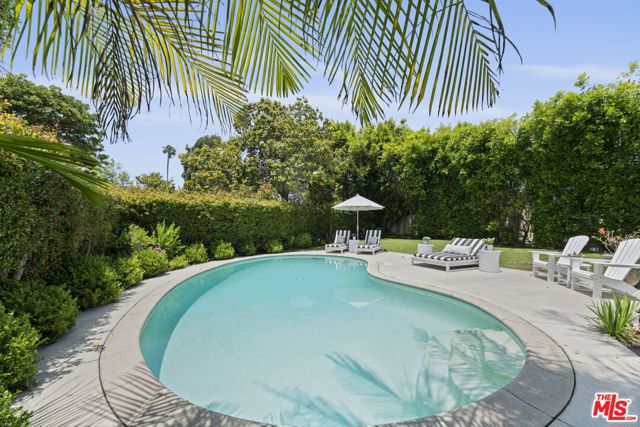 207 10th Street, Santa Monica CA: https://media.crmls.org/mediaz/f356f149-4070-4067-8df7-9942a1e680d3.jpg