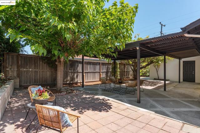 3129 Deseret Dr, Richmond CA: https://media.crmls.org/mediaz/f3575cca-1d0b-4785-b275-b97496a40c34.jpg