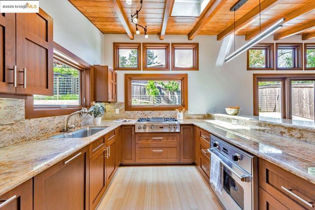 6815 Paso Robles Dr, Oakland CA: https://media.crmls.org/mediaz/f35819a8-ef0e-4bbf-80d9-d5287d9ba735.jpg