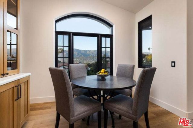 Mountain view breakfast nook
