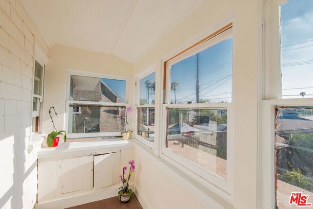 2057 S Oxford Avenue, Los Angeles CA: https://media.crmls.org/mediaz/f3590290-5fe7-4448-b456-ee2783a2a2bb.jpg