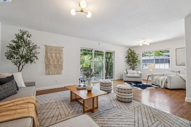 3296 Walnut Ln, Lafayette CA: https://media.crmls.org/mediaz/f35960c2-a1b9-4419-8aa2-7aaa9f6e22c9.jpg