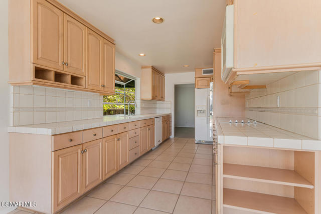 18854 Edleen Drive, Tarzana CA: https://media.crmls.org/mediaz/f35a80a3-2d0f-48f3-9562-e485af522010.jpg