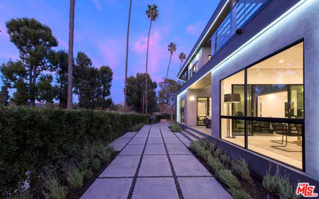 12720 Montana Avenue, Los Angeles CA: https://media.crmls.org/mediaz/f35b7332-aafa-4711-b671-4ab8a022822c.jpg